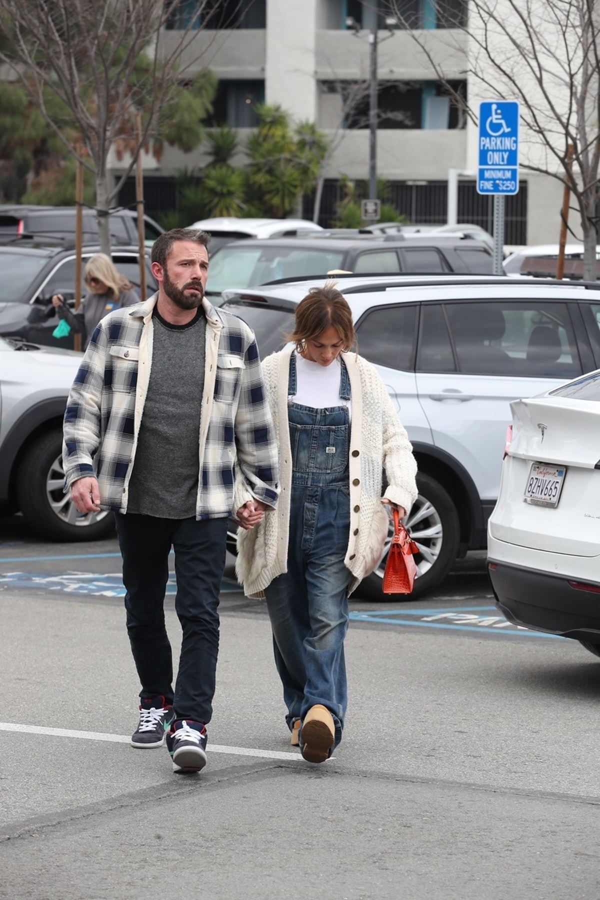 Jennifer Lopez și Ben Affleck în timp ce se plimbă de mână pe străzile din Los Angeles