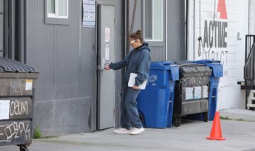 JLo, fotografiată în timp ce deschide ușa unui studio de dans