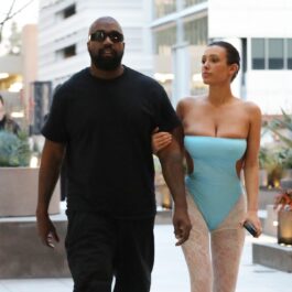 Bianca Censori și Kanye West, la o plimbare, în haine excentrice