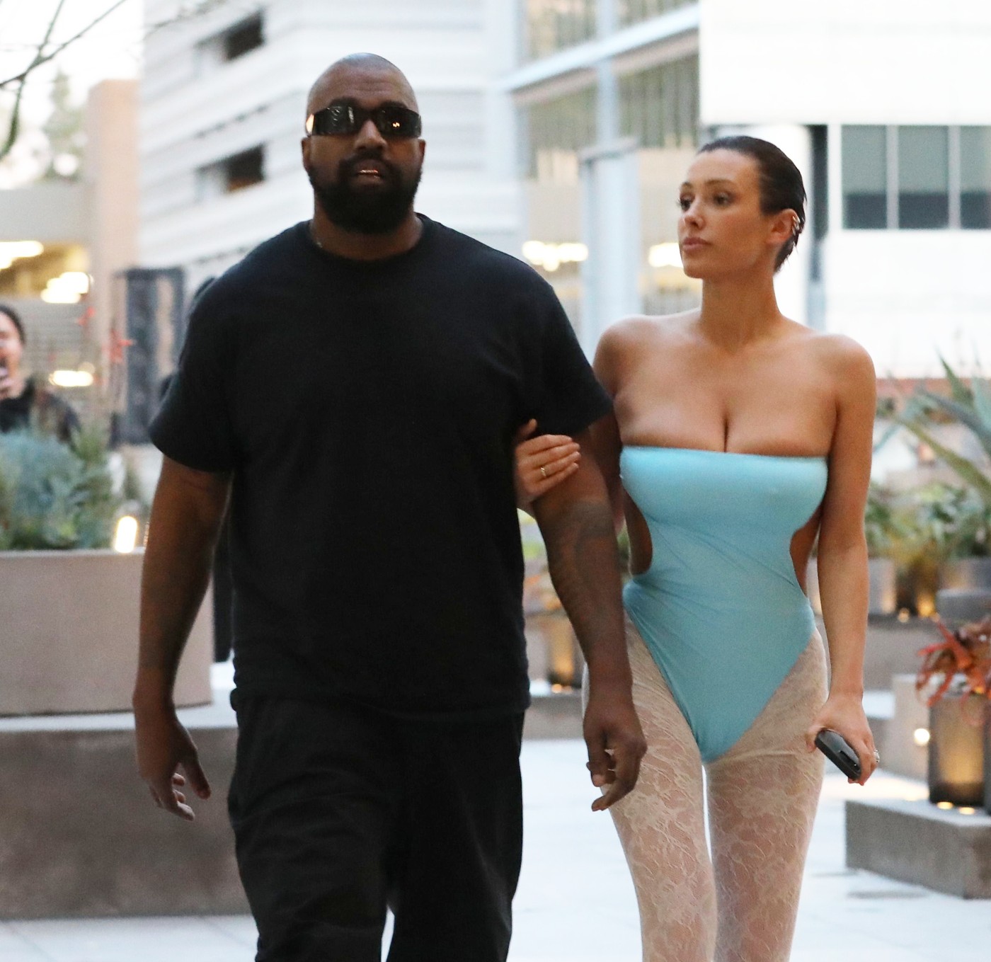 Bianca Censori și Kanye West, la o plimbare, în haine excentrice