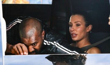 Bianca Censori și Kanye West într-o mașină privată