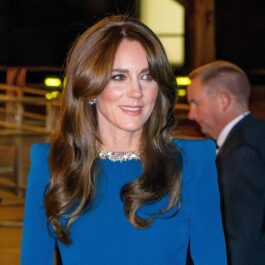 Kate Middleton într-o rochie albastră, la une veniment public, cu puțin înainte de operația abdominală