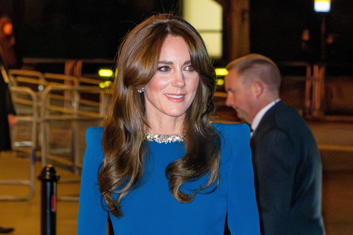 Kate Middleton într-o rochie albastră, la une veniment public, cu puțin înainte de operația abdominală