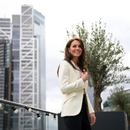 Kate Middleton fotografiată la costum la un eveniment public din Marea Britanie