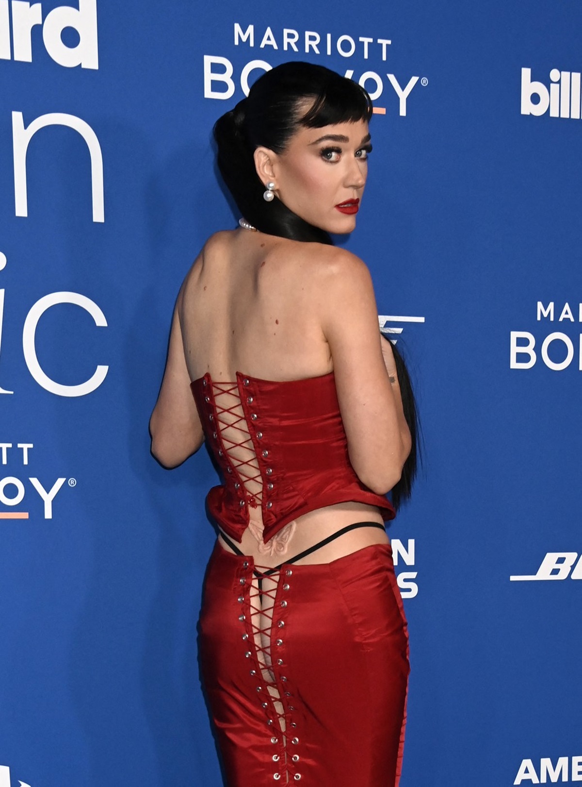 Katy Perry pozând cu spatele la Billboard Women in Music Awards 2024