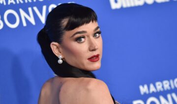 Katy Perry a avut o apariție neașteptată la Billboard Women in Music Awards 2024. Cântăreața a pozat într-o ținută îndrăzneață pe covorul roșu