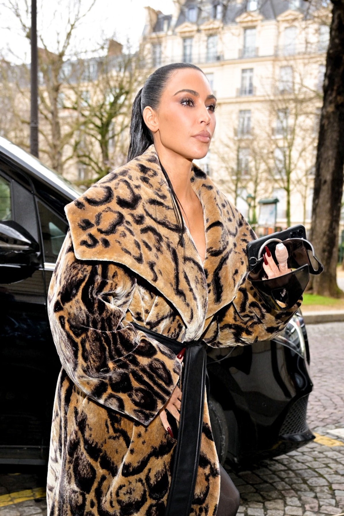 Kim Kardashian cu degetul accidentat la săptămâna modei de la Paris 2024