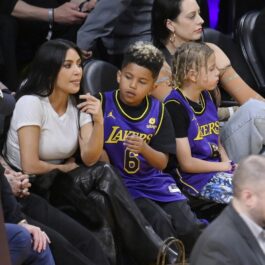 Kim Kardashian și Saint West în timp ce stau în primele rânduri la un meci de baschet
