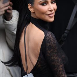 Kim Kardashian la prezentarea de modă Balenciaga în timp ce poartă o rochie cu spatele gol