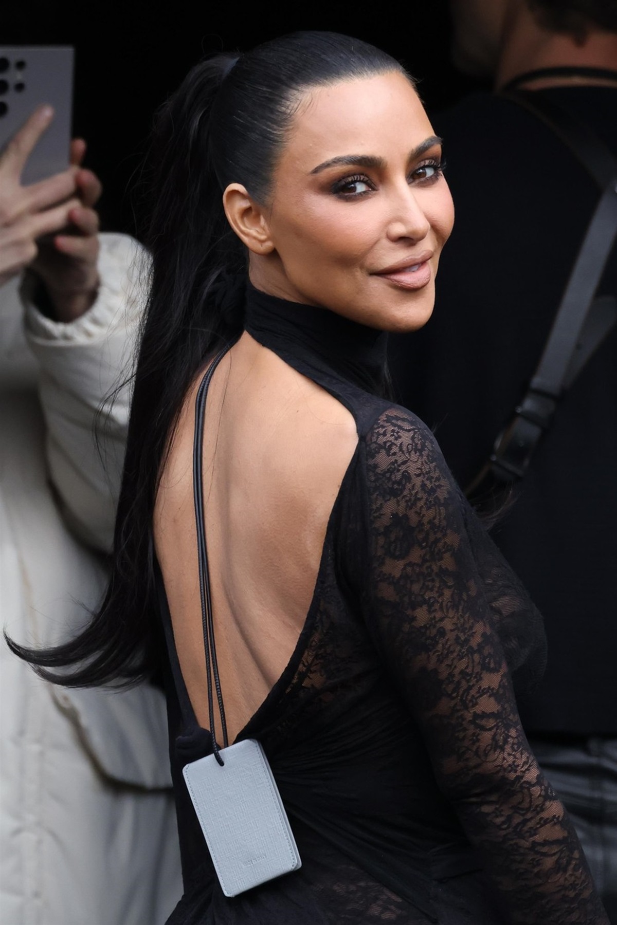 Kim Kardashian la prezentarea de modă Balenciaga în timp ce poartă o rochie cu spatele gol