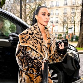 Kim Kardasihan într-o haină de blană la Săptămâna Modei de la Paris 2024