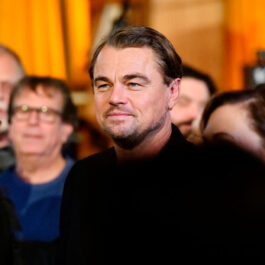 Leonardo DiCaprio, într-un costum negru, la un eveniment