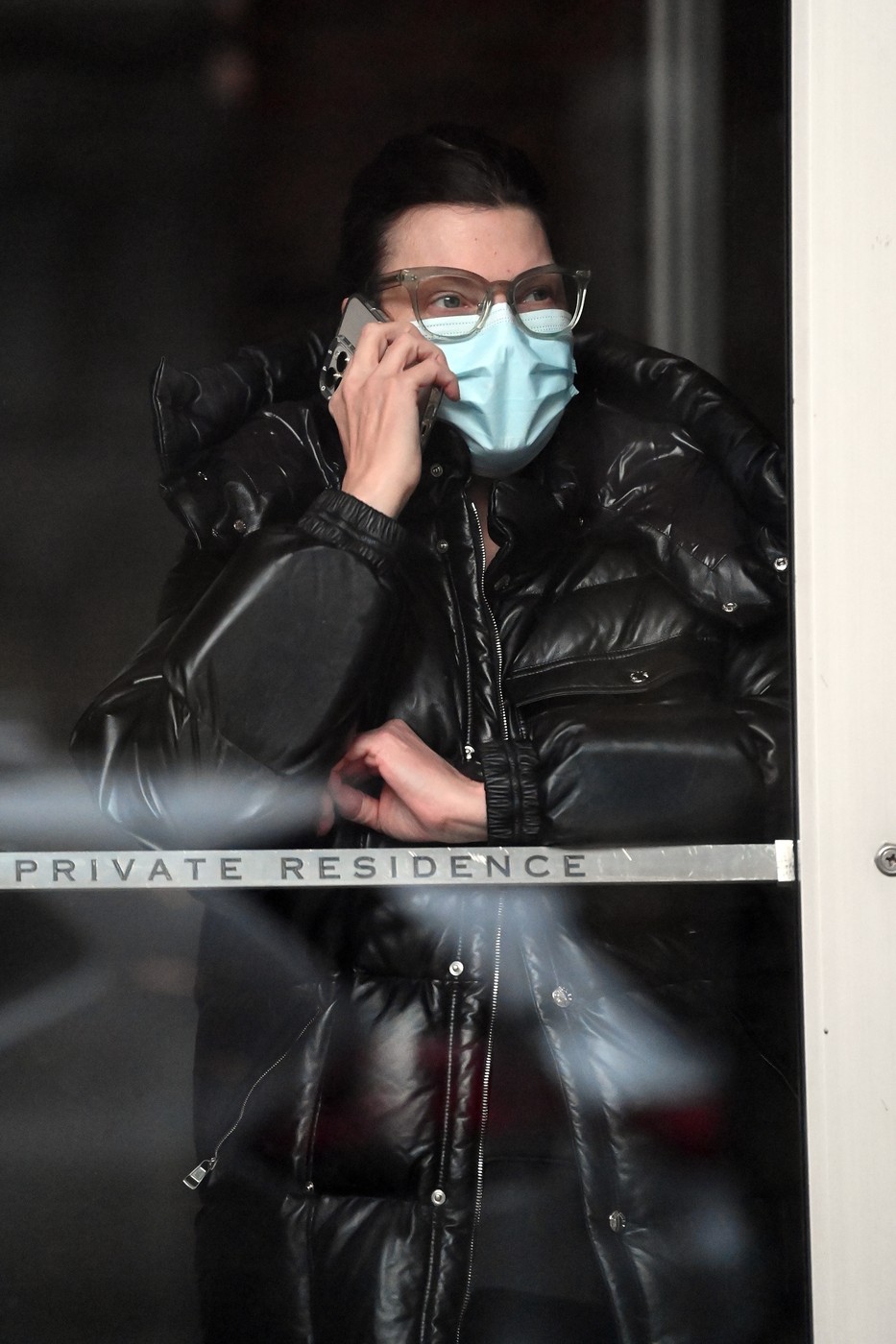 Linda Evangelista cu mască pe față la balconul unui hotel din New York în anul 2022