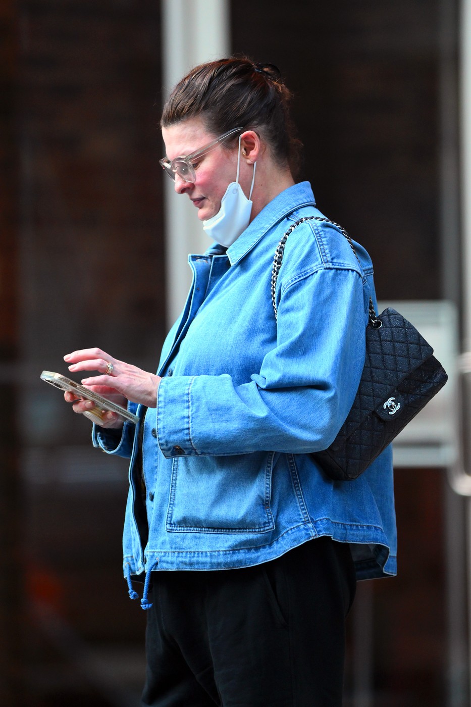 Linda Evangelista în timp ce scrie mesaje pe telefon și poartă mască de protecție în Los Angeles în 2022