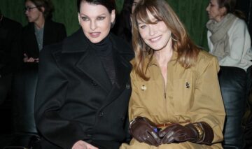 Linda Evangelista și Carla Bruni Sarkozy participând împreună la Săptămâna Modei de la Paris 2024