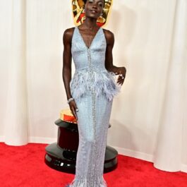 Lupita Nyong'o într-o rochie argintie la Gala Premiilor Oscar 2024