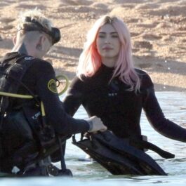Megan Fox și Machine Gun Kelly în timp ce fac scuba-diving