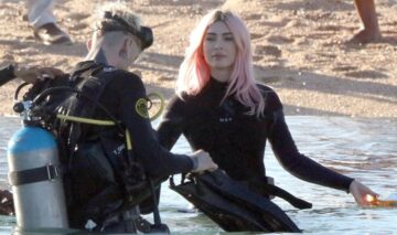Megan Fox și Machine Gun Kelly în timp ce fac scuba-diving