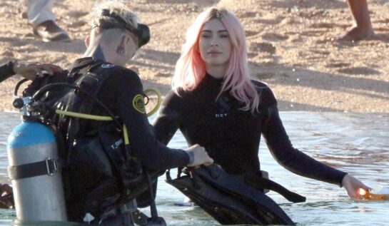 Megan Fox și-a expus silueta într-un costum de baie roz. Actrița se distrează cu Machine Gun Kelly în Mexic