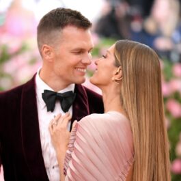 Tom Brady și Gisele Bundchen în timp ce se sărută la Met Gala 2019
