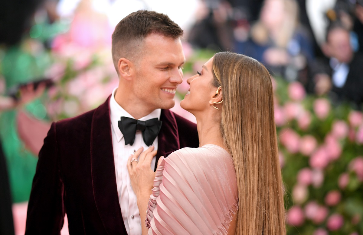 Tom Brady și Gisele Bundchen în timp ce se sărută la Met Gala 2019