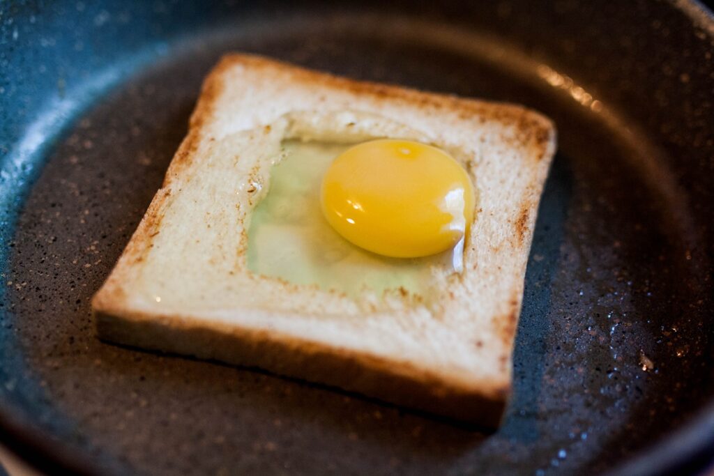 Ou prăjit în pâine la tigaie