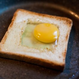 Ou prăjit în pâine la tigaie