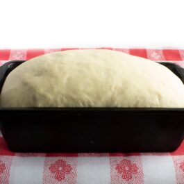 Aluat de pâine în tava de copt