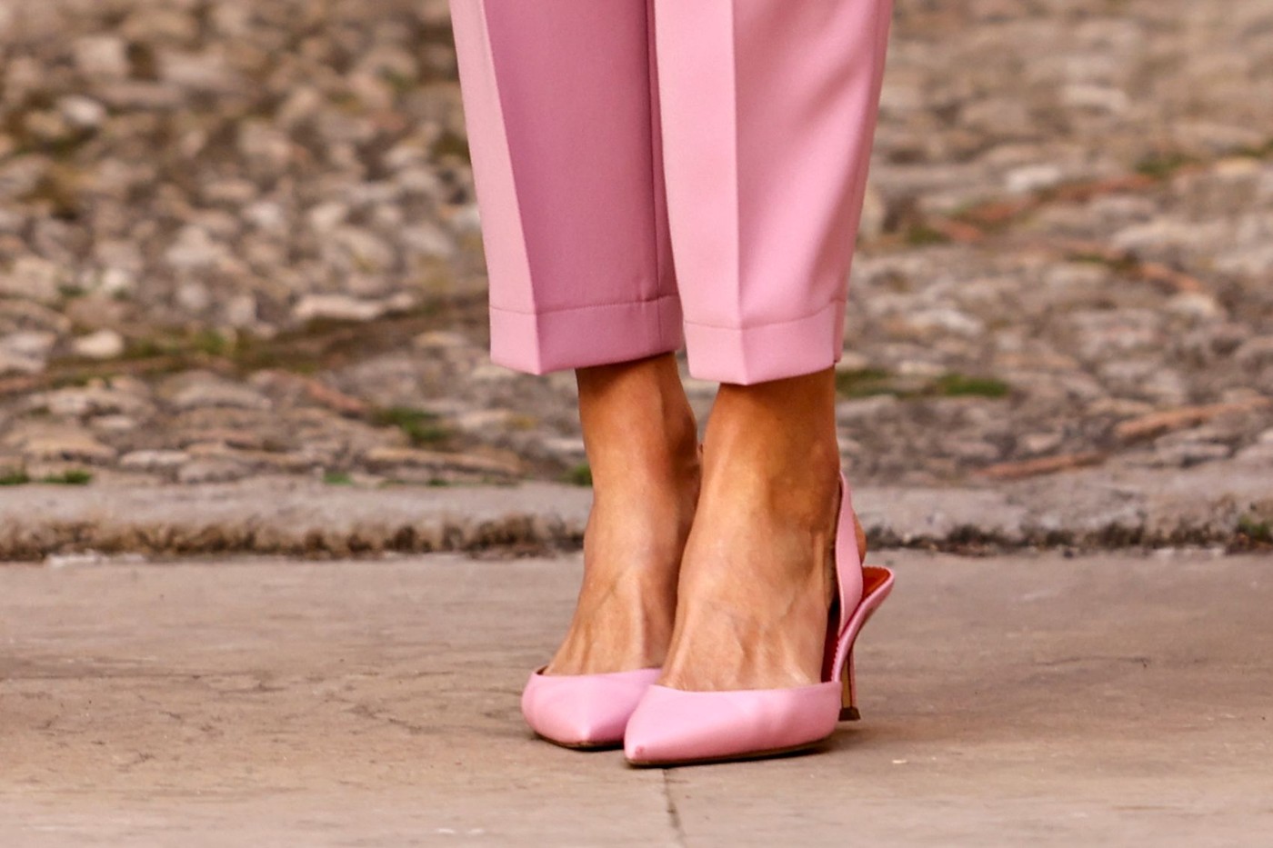 Picioarele Reginei Letizia, într-o pereche de pantofi cu toc jos, roz
