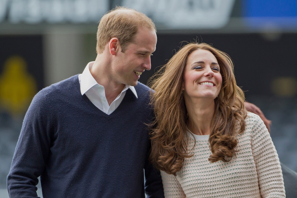 Prințul William și Kate Middleton în timpul unei plimbări