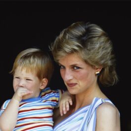 Prințesa Diana în timp ce îl ține în brațe pe fiul ei cel mic, Prințul Harry