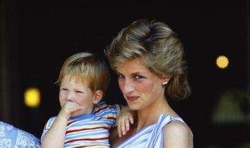 Prințesa Diana în timp ce îl ține în brațe pe fiul ei cel mic, Prințul Harry