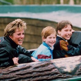 Prințesa Diana împreună cu Prințul William și Prințul Harry la un parc de distracții în anul 1993