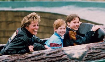 Prințesa Diana împreună cu Prințul William și Prințul Harry la un parc de distracții în anul 1993