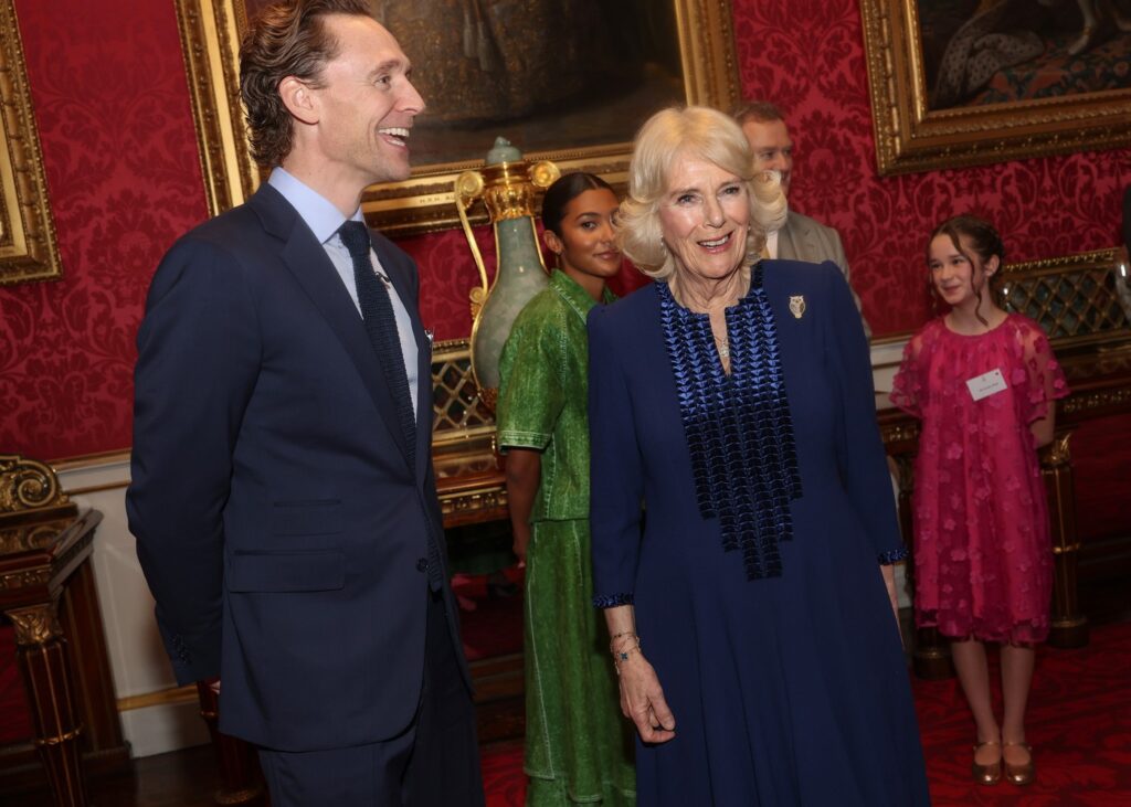 Regina Camilla, în rochie albastră, la Clarence House