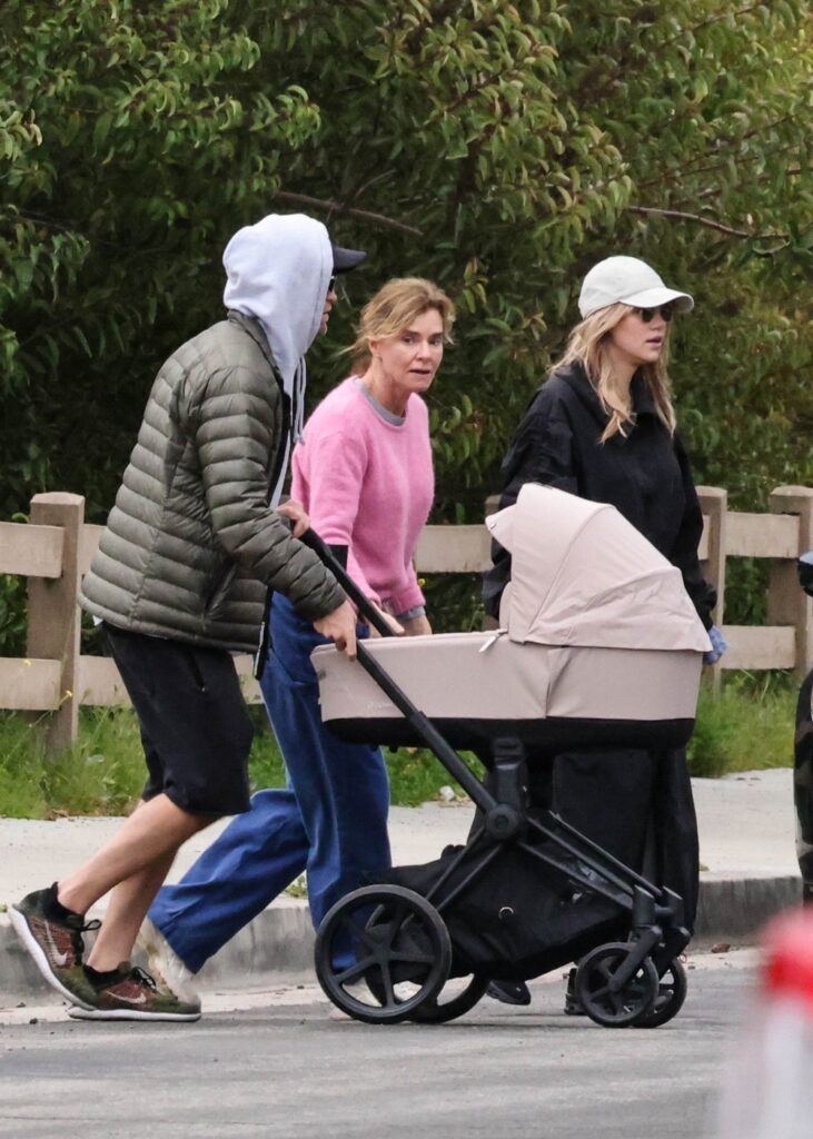 Robert Pattinson, la plimbare cu bebelușul, iubita și soacra sa
