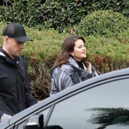 Selena Gomez în timp ce zâmbește și merge spre o mașină privată