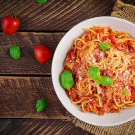 Spaghete milaneze în bol alb