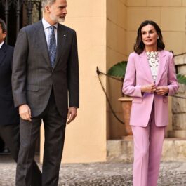 Regina Letizia și Regele Felipe, la un eveniment, îmbrăcați elegant