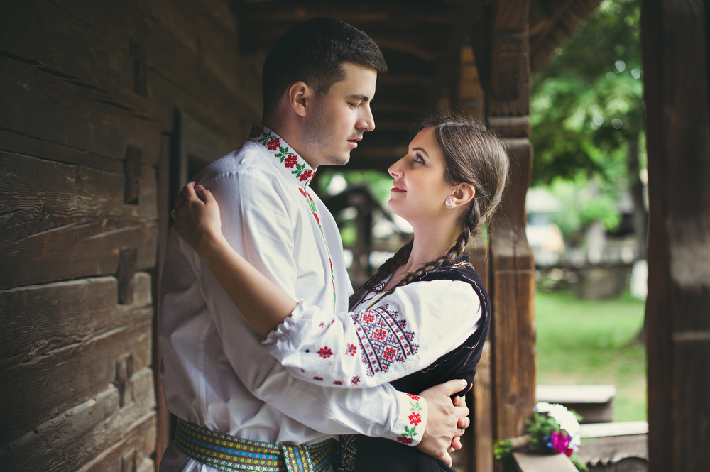 Cuplu de tineri în port tradițional românesc