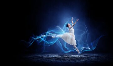 O balerină care dansează într-o încăpere întunecată și reprezintă una dintre zodiile care își schimbă viața în aprilie 2024