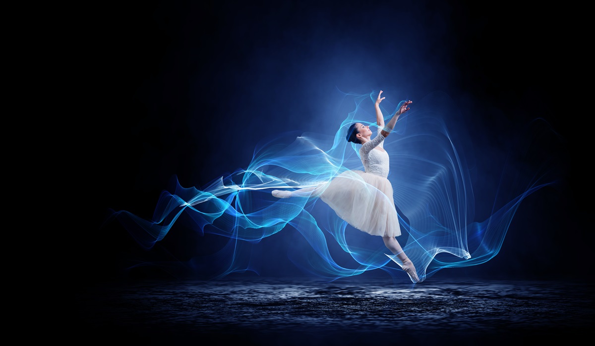 O balerină care dansează într-o încăpere întunecată și reprezintă una dintre zodiile care își schimbă viața în aprilie 2024