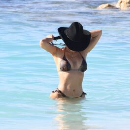 Kim Kardashian, în apă, în costum de baie, în Turks și Caicos