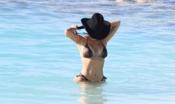 Kim Kardashian, în apă, în costum de baie, în Turks și Caicos