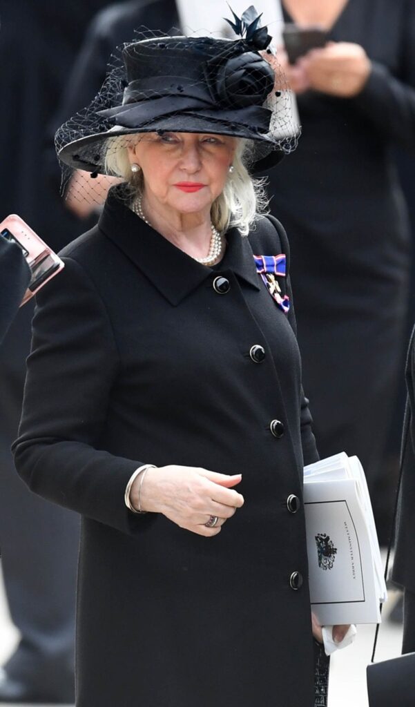 Angela Kelly surprinsă la înmormântarea Reginei Elisabeta