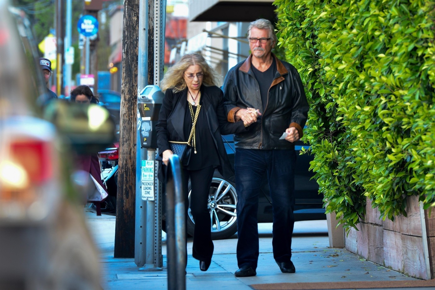 Barbra Streisand și James Brolin, împreună, pe stradă