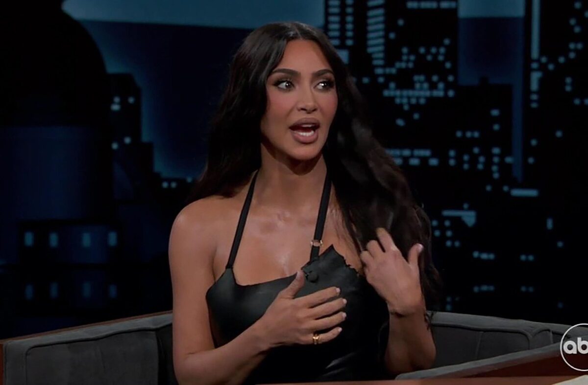 Kim Kardashian, la Jimmy Kimmel, într-o rochie neagră