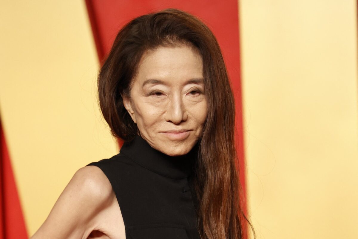 Vera Wang, într-o rochie neagră, cu părul lăsat liber pe spate
