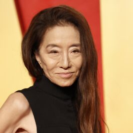 Vera Wang, într-o rochie neagră, cu părul lăsat liber pe spate