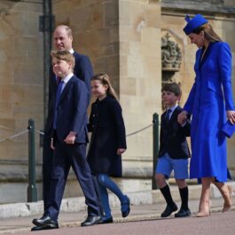 Kate Middleton, într-o rochie albastră, alături de copiii ei, la un eveniment